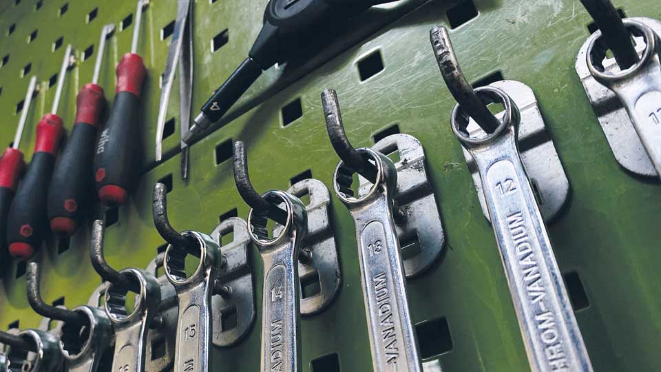 Das Bild zeigt eine reiche Auswahl an Fahrrädern, die im Inneren von "Rudis Radladen" ausgestellt sind. Der Laden ist ein wahres Paradies für Fahrradliebhaber und bietet eine Vielfalt an Modellen und Stilen für jeden Geschmack und jedes Fahrbedürfnis.