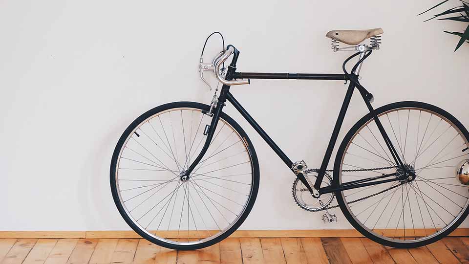 rudis-radladen-neckargemuend-ersatzrad-service-reperatur-wartung Auf dem Bild ist ein begeisterter Fahrradfahrer zu sehen, der mit seinem Dirtbike eine aufregende Dirtbike-Strecke befährt. Die Strecke besteht aus abwechslungsreichen Geländeformationen wie Hügeln, Sprüngen, Anliegern und Steilkurven, die speziell für diesen anspruchsvollen Fahrradsport entwickelt wurden.