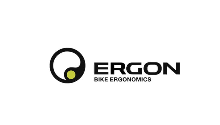 rudis-radladen-neckargemuend-logo-ergon-wortmarke Auf dem Bild ist ein begeisterter Fahrradfahrer zu sehen, der mit seinem Dirtbike eine aufregende Dirtbike-Strecke befährt. Die Strecke besteht aus abwechslungsreichen Geländeformationen wie Hügeln, Sprüngen, Anliegern und Steilkurven, die speziell für diesen anspruchsvollen Fahrradsport entwickelt wurden.
