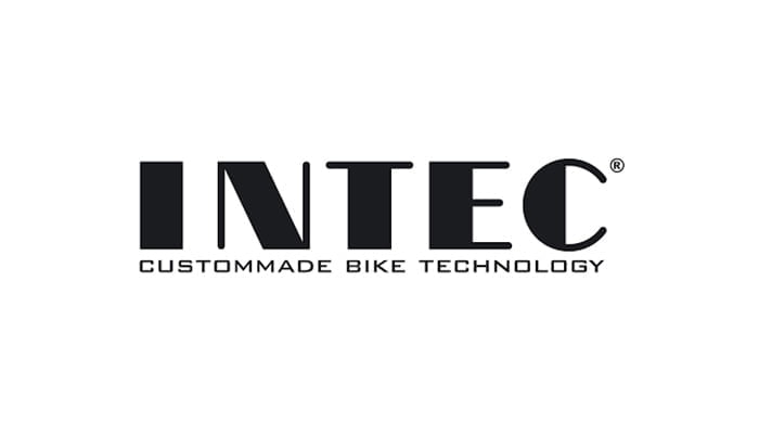 rudis-radladen-neckargemuend-logo-intec-wortmarke Auf dem Bild ist ein begeisterter Fahrradfahrer zu sehen, der mit seinem Dirtbike eine aufregende Dirtbike-Strecke befährt. Die Strecke besteht aus abwechslungsreichen Geländeformationen wie Hügeln, Sprüngen, Anliegern und Steilkurven, die speziell für diesen anspruchsvollen Fahrradsport entwickelt wurden.