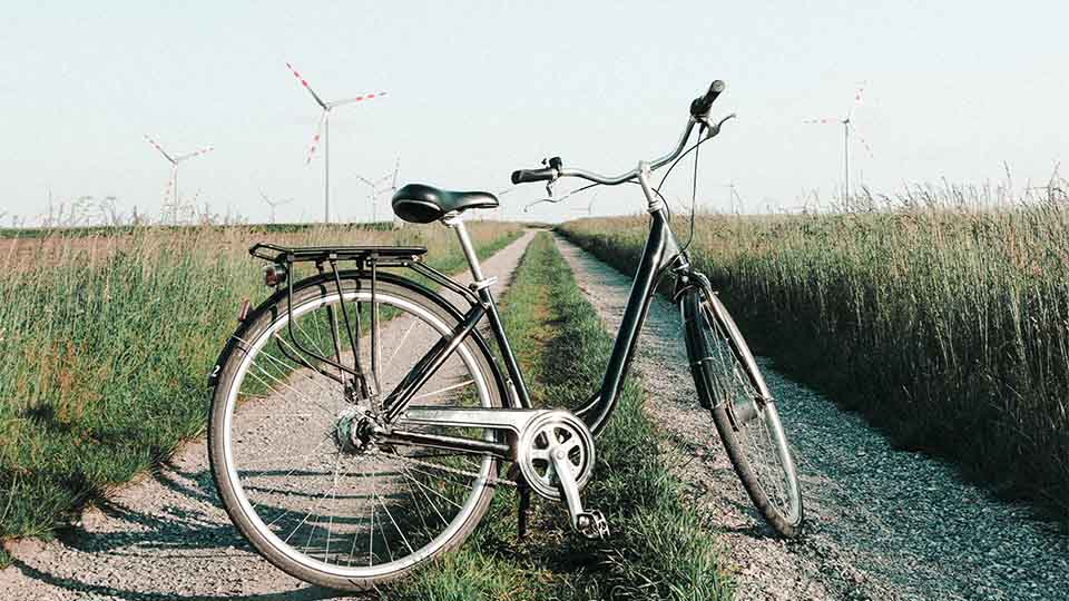 Auf dem Bild ist ein begeisterter Fahrradfahrer zu sehen, der mit seinem Dirtbike eine aufregende Dirtbike-Strecke befährt. Die Strecke besteht aus abwechslungsreichen Geländeformationen wie Hügeln, Sprüngen, Anliegern und Steilkurven, die speziell für diesen anspruchsvollen Fahrradsport entwickelt wurden.