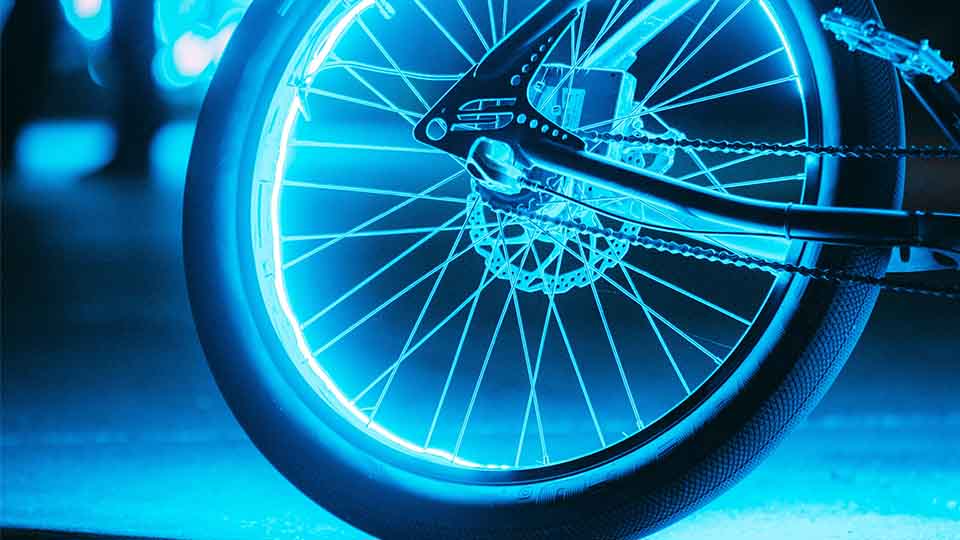 rudis-radladen-neckargemuend-service-reperatur-wartung-up-to-date Auf dem Bild ist ein begeisterter Fahrradfahrer zu sehen, der mit seinem Dirtbike eine aufregende Dirtbike-Strecke befährt. Die Strecke besteht aus abwechslungsreichen Geländeformationen wie Hügeln, Sprüngen, Anliegern und Steilkurven, die speziell für diesen anspruchsvollen Fahrradsport entwickelt wurden.