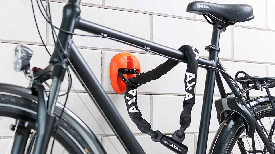 rudis-radladen-neckargemuend-zubehoer-helme-schloesser <br />
Auf dem Bild ist ein abgeschlossenes Fahrrad zu sehen, das sicher und geschützt an einem festen Gegenstand befestigt ist. Das Fahrrad ist mit einem robusten Fahrradschloss gesichert, um Diebstahl zu verhindern.</p>
<p>Das Fahrrad selbst ist gut erkennbar und hat eine ansprechende Optik. Es kann ein modernes Stadtfahrrad, ein Mountainbike oder ein Rennrad sein. Es ist in einer auffälligen Farbe lackiert und hat möglicherweise stilvolle Details oder besondere Merkmale.